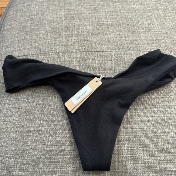 Skims Twist Thong - Picture 5 of 12